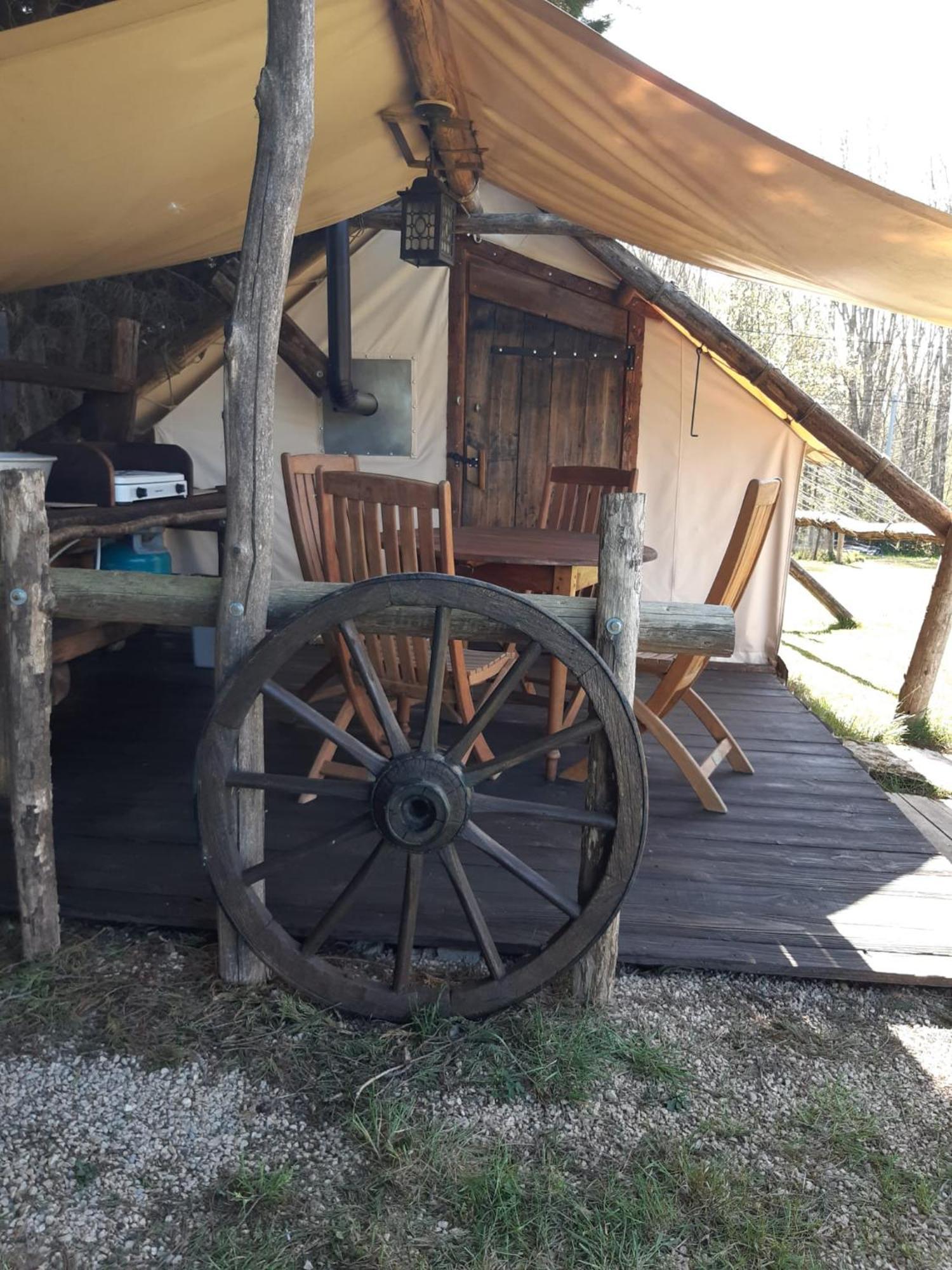 Tente Trappeur Ada, Au Jardin De La Vouivre Saint-Vincent-en-Bresse Exterior foto